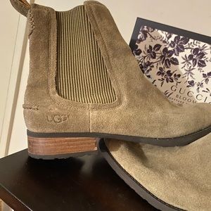 UGG boots that are in excellent condition